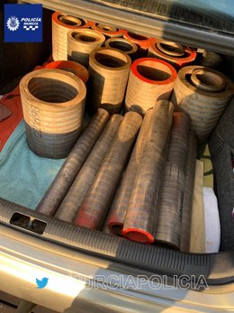 Piezas y cables de cobre y bronce halladas en el interior del vehículo