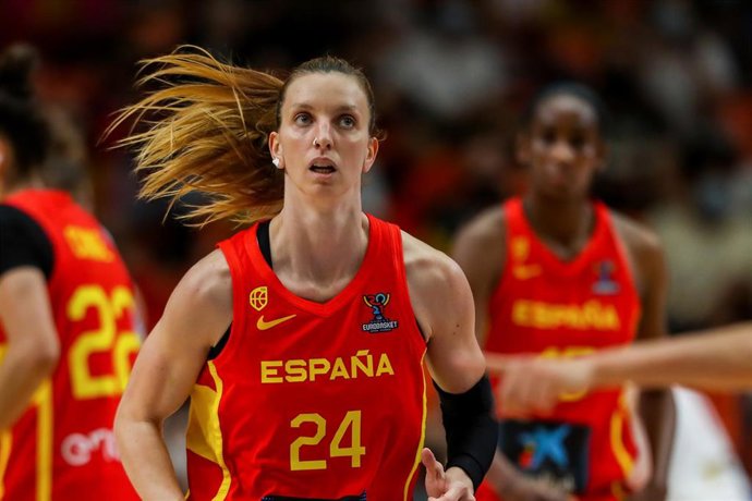 Archivo - Laura Gil durante un partido con la selección española de baloncesto