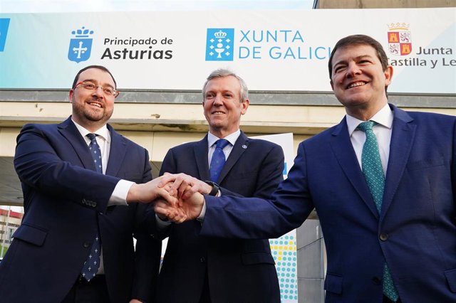 (I-D) El presidente del Principado de Asturias, Adrián Barbón; el presidente de la Xunta, Alfonso Rueda, y el presidente de la Junta de Castilla y León, Alfonso Fernández Mañueco, se saludan a su llegada a la cumbre Galicia, Asturias y Castilla y León en 