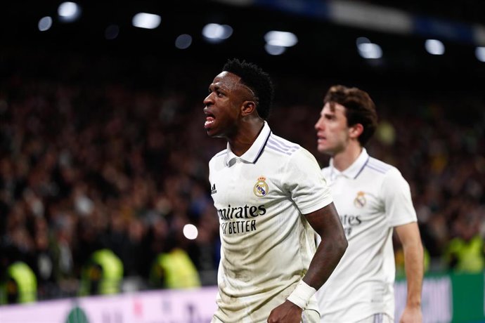 El delantero del Real Madrid Vinicius Júnior celebra el tercer gol contra el Atlético de Madrid en los cuartos de final de la Copa del Rey 2022-23.