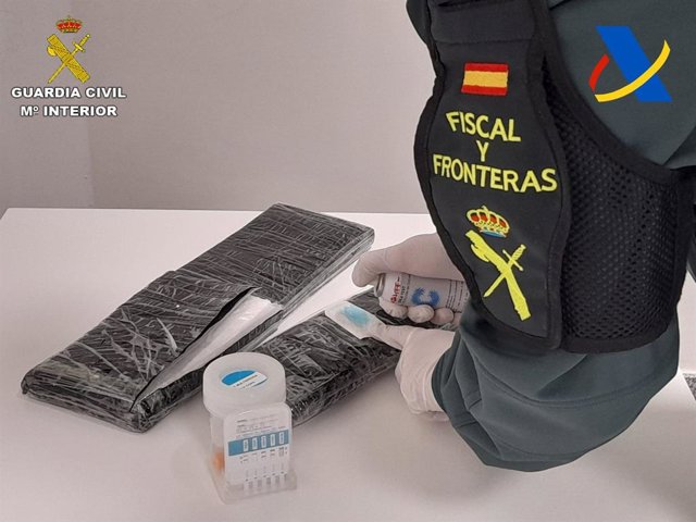Las planchas de cocaína interceptadas por la Guardia Civil en el Aeropuerto Alicante - Elche Miguel Hernández.