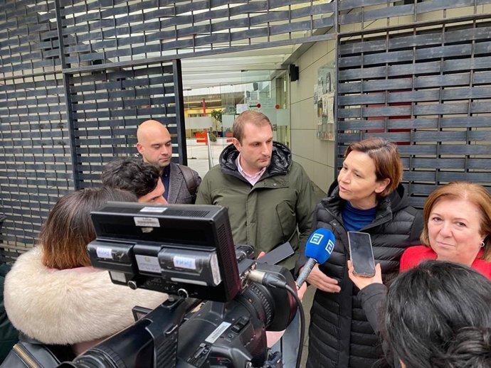 En el centro,  el candidato de Foro Asturias a la Presidencia del Principado, Adrián Pumares, y la presidenta del partido y candidata a la Alcaldía de Gijón, Carmen Moriyón, en una imagen de hace unos días