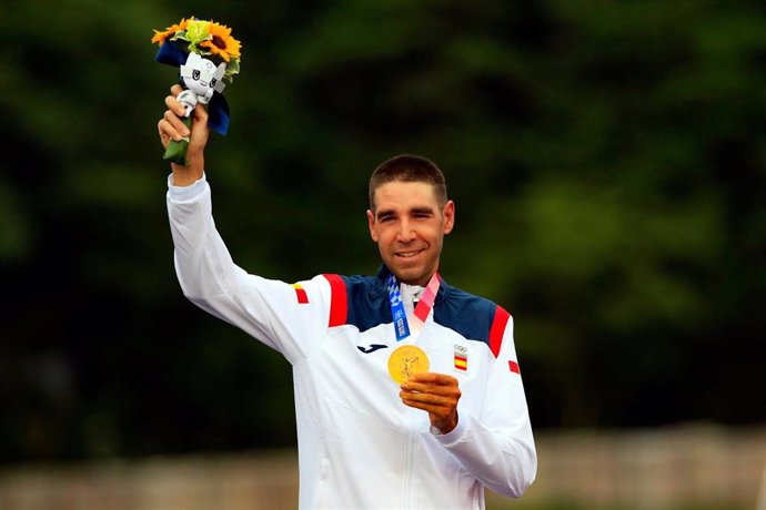 Archivo - El ciclista español David Valero, con la medalla de bronce conquistada en la prueba de XCO (bicicleta de montaña) de los Juegos Olímpicos de Tokyo 2020