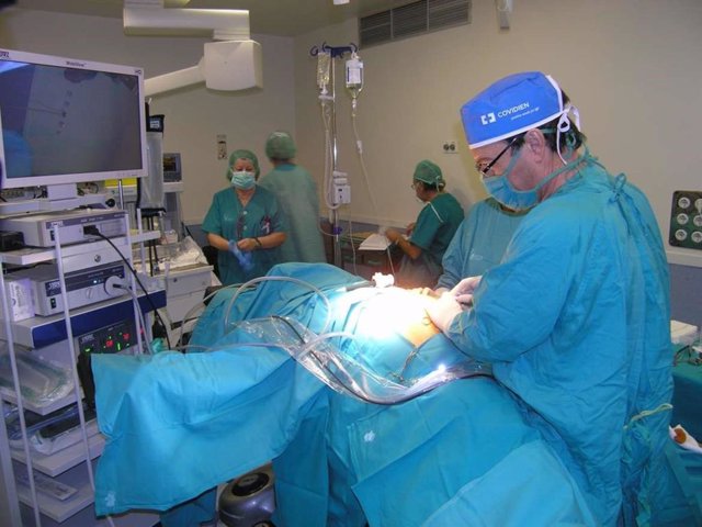 Archivo - Una intervención quirúrgica en el Hospital de Mérida