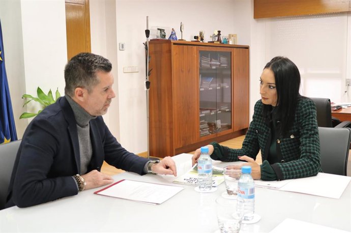 La consejera de Empresa, Economía Social y Autónomos, Valle Miguélez, reunida con el director general de Ifepa, Antonio Miras
