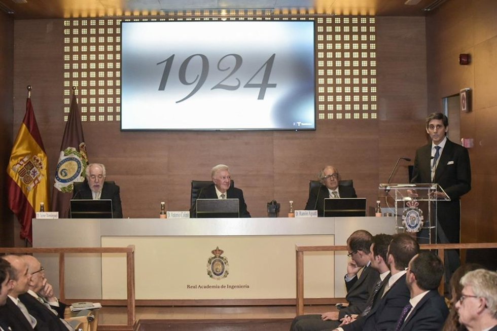 El presidente de Telefónica, José María Álvarez Pallete, da un discurso tras recibir en nombre de la empresa la distinción "Academiae Dilecta" por la Real Academia de Ingeniería
