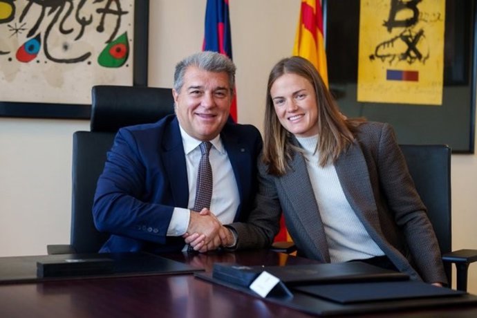 La jugadora del FC Barcelona Irene Paredes con el presidente, Joan Laporta, tras renovar hasta 2025