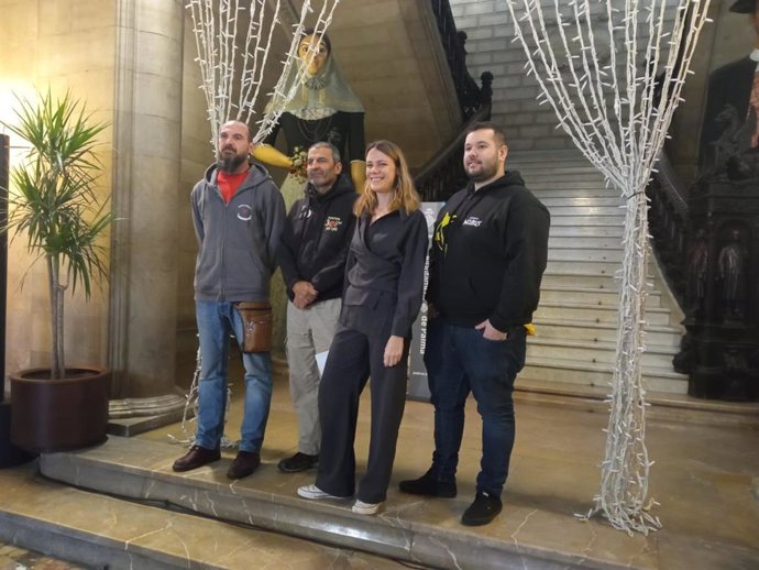 La regidora de Participación Ciudadana, Cludia Costa, junto a representantes de varias collas.