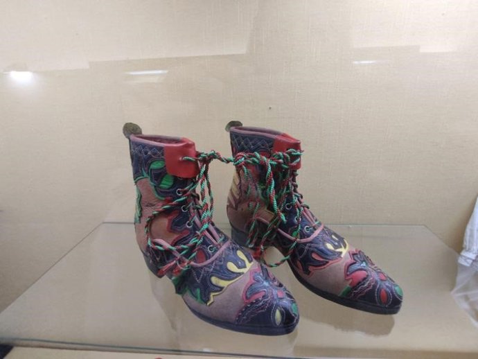 Uno de los pares de zapatos que se muestran en una exposición en el Museo Etnográfico Textil Pérez Enciso de Plasencia