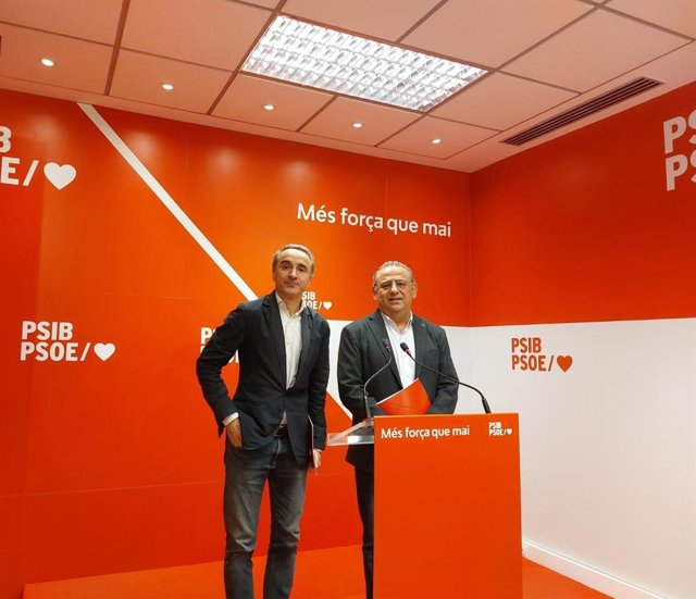 El portavoz del PSIB-PSOE, Alfonso Rodríguez, y el diputado socialista por Baleares en el Congreso, Pere Joan Pons, en rueda de prensa.