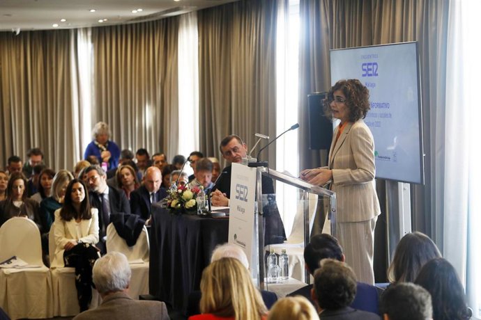 La ministra de Hacienda y Función Pública, María Jesús Montero (d) durante su intervención en el acto en el AC Hotel Málaga Palacio. A 27 de enero de 2023, en Málaga (Andalucía). La ministra de Hacienda y Función Pública, ha participado hoy viernes, en 
