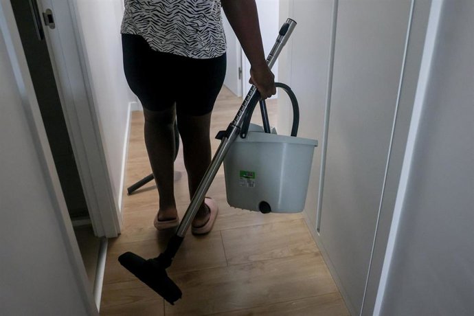 Archivo - Una empleada de hogar con herramientas de limpieza.