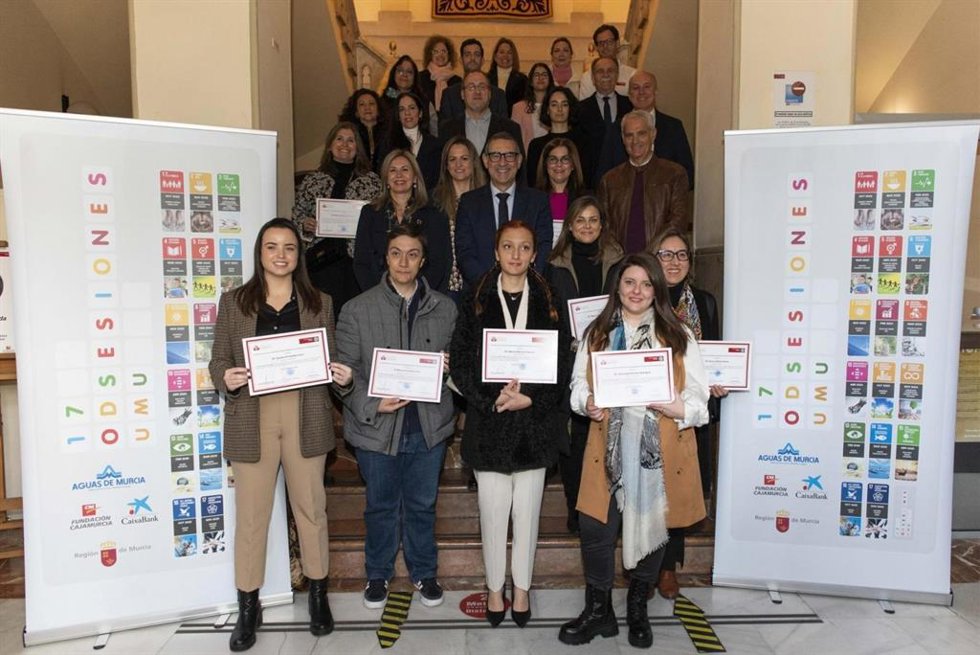 Fotografía de familia con los premiados