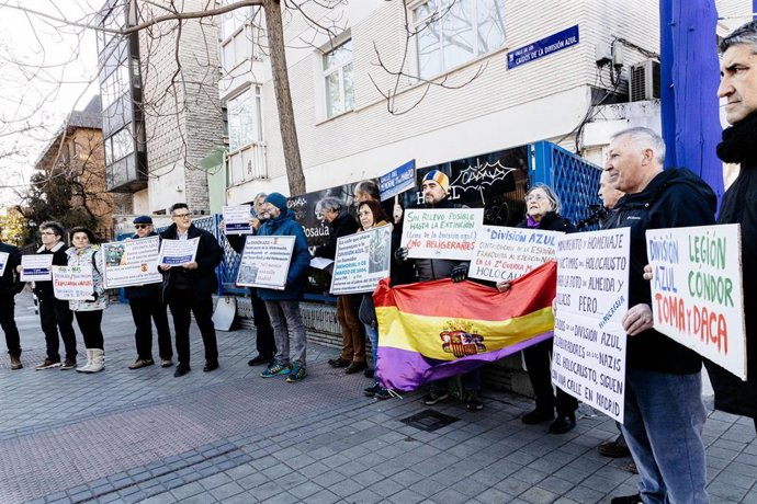 Varias personas se manifiestan en la calle de los Caídos de la División Azul, a 27 de enero de 2023, en Madrid (España). 