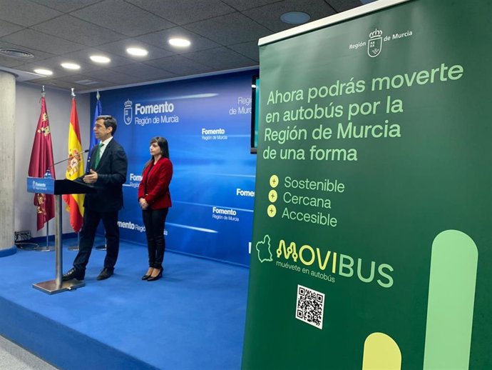 El consejero de Fomento e Infraestructuras, José Ramón Díez de Revenga, y la directora de Movilidad, Marina Munuera, durante la rueda de prensa de presentación de la creación de los servicios regionales de autobús del nuevo sistema de movilidad de Movib