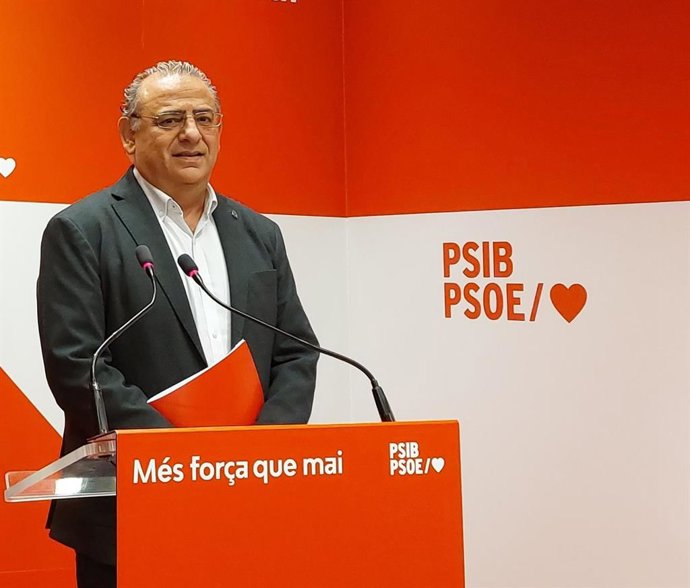 El portavoz del PSIB-PSOE, Alfonso Rodríguez, en rueda de prensa.