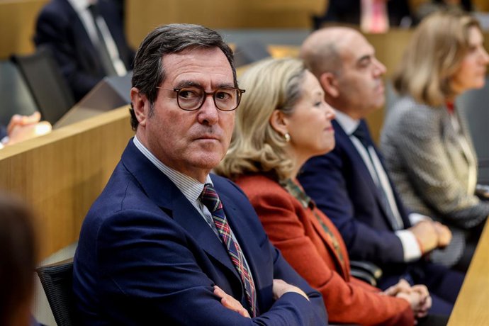 Archivo - (I-D) El presidente de la CEOE, Antonio Garamendi, la vicepresidenta primera y ministra de Asuntos Económicos y Transformación Digital, Nadia Calviño, y el presidente de ATA, Lorenzo Amor, durante la entrega de los premios 'Autónomo del año' e