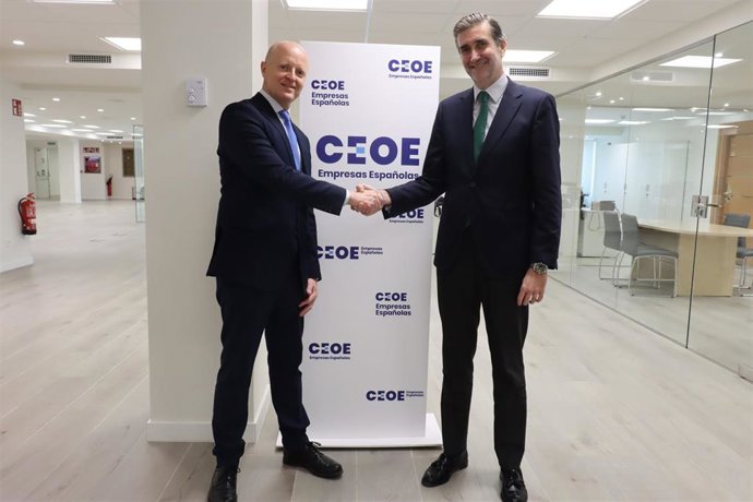 El presidente de Felac, Rafael Olmos, y el director de Empresas y Organizaciones de CEOE, Javier Calderón,