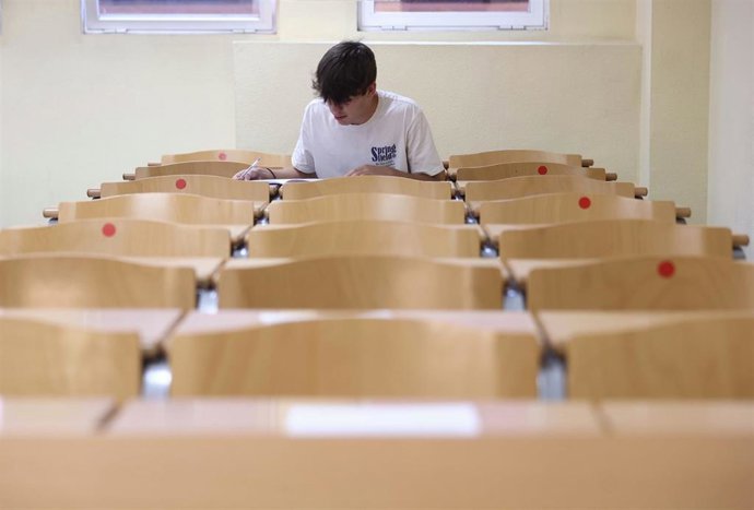 Archivo - Un estudiante hace un examen