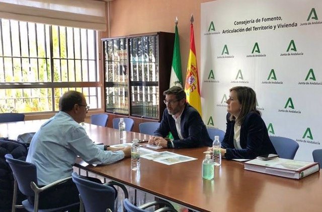 Reunión entre el delegado de Fomento, Miguel Contreras, y el alcalde de Villanueva de la Reina, Blas Alves