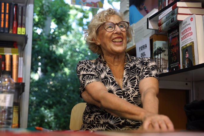 Archivo - La exalcaldesa de Madrid, Manuela Carmena, firma libros en una  caseta de la Feria del Libro 2022 