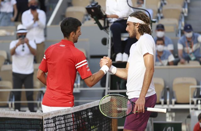 Archivo - Novak Djokovic y Stefanos Tsitsipas antes de la final de Roland Garros de 2021