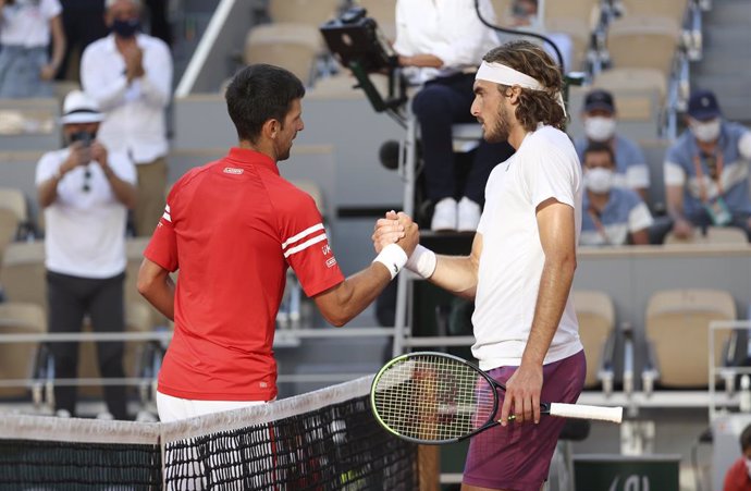 Archivo - Novak Djokovic of Serbia shakes hands with Stefanos Tsitsipas of Greece after winning the men's final during day 15 of Roland-Garros 2021, French Open 2021, a Grand Slam tennis tournament on June 13, 2021 at Roland-Garros stadium in Paris, Fra