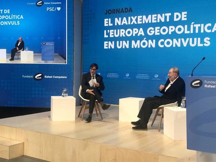 El líder del PSC, Salvador Illa, en un diálogo con el exsecretario general de la OTAN y exministro socialista Javier Solana en la jornada 'El nacimiento de la Europa geopolítica en un mundo convulso', impulsada por la Fundación Campalans y el PSC.