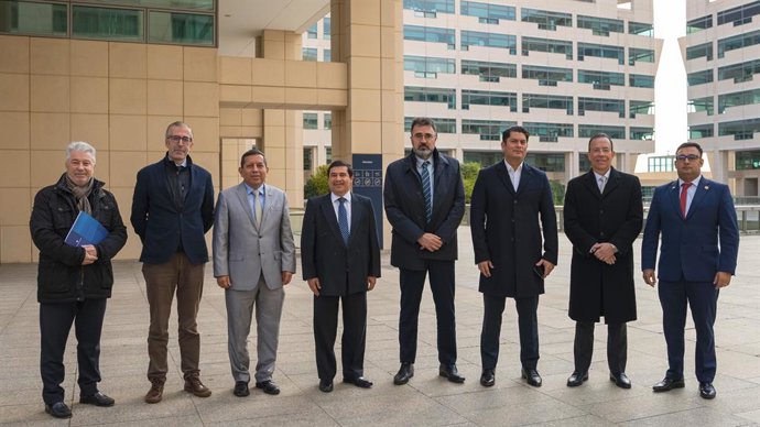 El president del Port de Barcelona, Lluís Salvadó, i el ministre d'Economia de Guatemala, Janio Rosales, al centre de la imatge, i altres  membres de la delegació del Port
