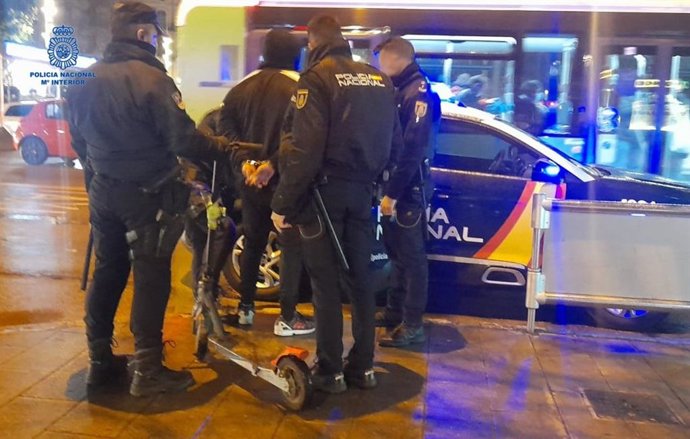 El detenido, acompañado de agentes de Policía en el momento del arresto.
