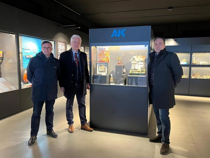 El alcalde de Logroño, con responsables de AK Interactive, durante su visita a la firma