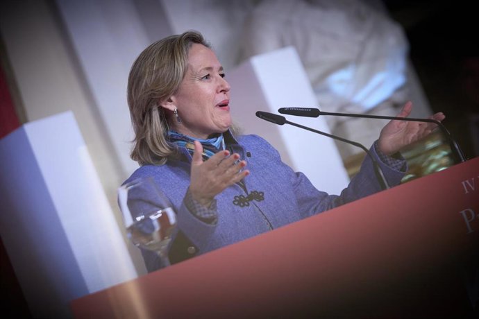 La vicepresidenta primera y ministra de Asuntos Económicos y Transformación Digital, Nadia Calviño, durante la entrega de el Premio Mujer del Año en la Real Academia de Bellas Artes de San Fernando, a 26 de enero de 2023, en Madrid (España). 