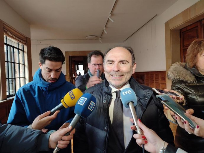 El rector de la  Universidad de Oviedo, Ignacio Villaverde, atiende a los medios.