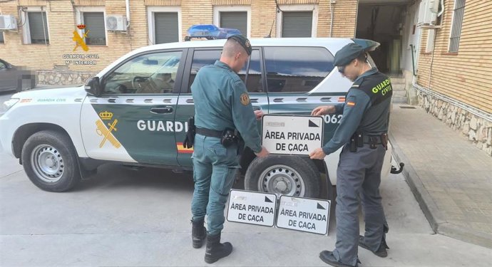 Agentes de la Guardia Civil durante la intervención de los señales presuntamente falsos del Área Privada de Caza