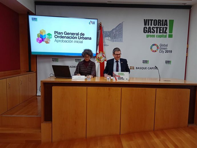 Ana Oregi y Gorka Urtaran en la presentación del proyecto del nuevo PGOU