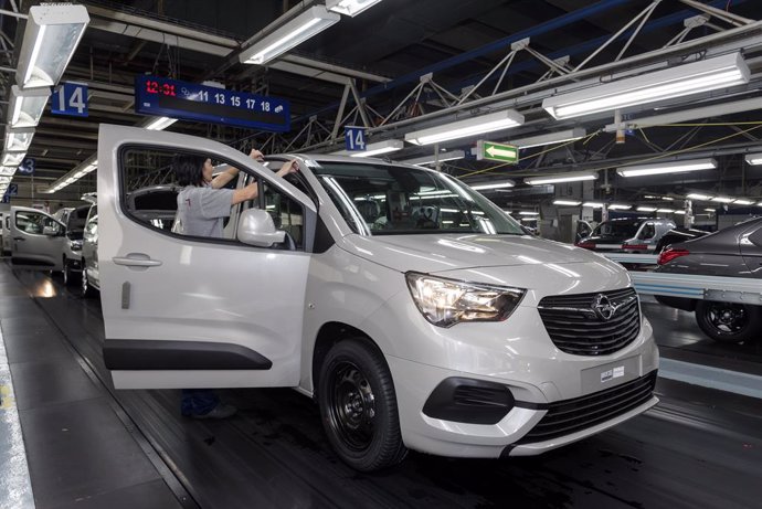 Archivo - Producción del Opel Combo en la planta de Stellantis en Vigo