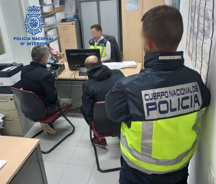 Detienen a dos personas por una veintena de robos en vehículos en Playa de Palma.