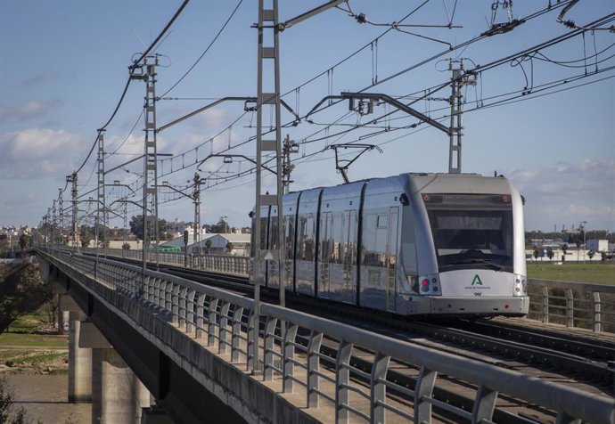 El metro de Sevilla en circulación. A 18 de enero de 2023, en Sevilla (Andalucía, España).