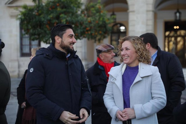 Ismael Sánchez (IU) y Susana Hornillo (Podemos), en el acto de presentación de la coalición para el 28M celebrado a las puertas del Ayuntamiento.