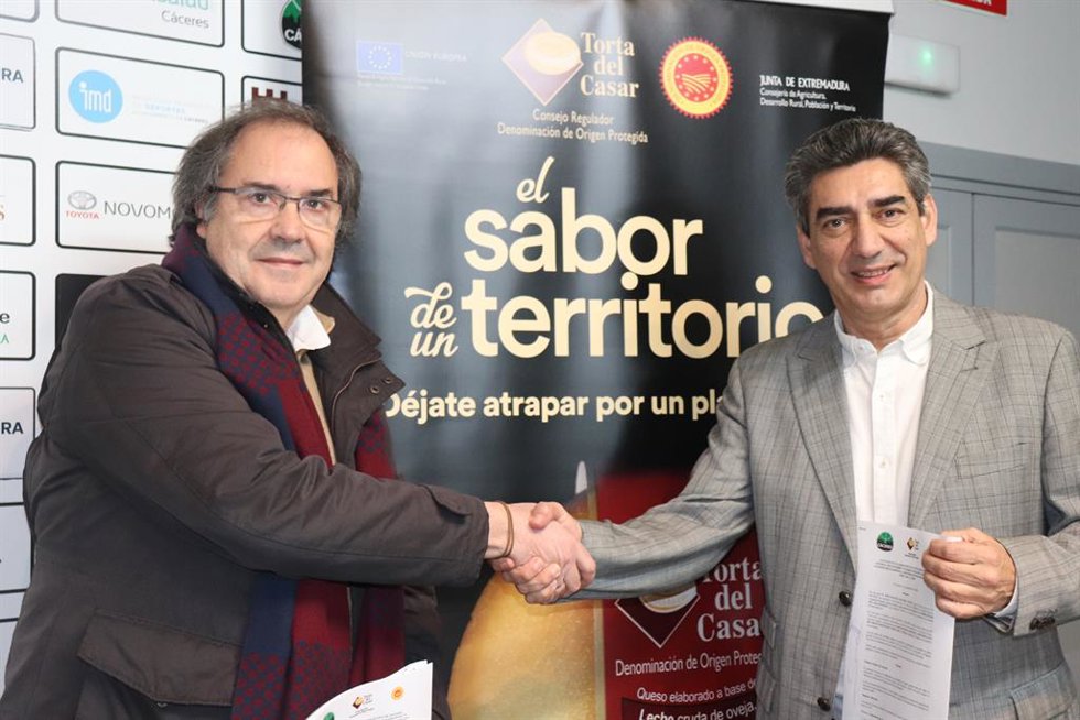 La D.O.P Torta del Casar renueva su compromiso con el Club Cáceres Ciudad del Baloncesto