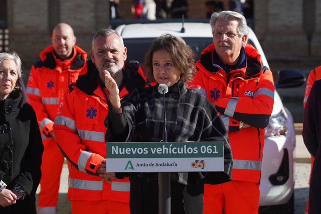 La consejera de Salud y Consumo, Catalina García, durante la presentación en Sevilla de los nuevos vehículos de apoyo logístico ante situaciones de emergencias colectivas y catástrofes del 061