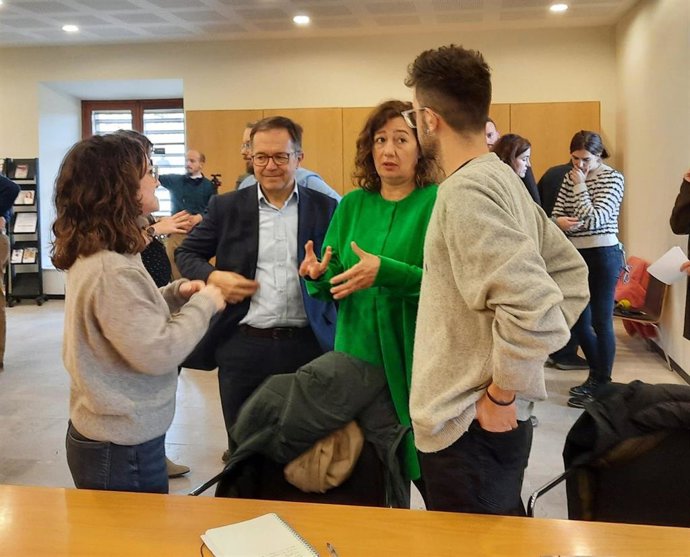 La presidenta del Govern, Francina Armengol, y el conseller de Vivienda, Josep Marí, durante su visita a las oficinas del Coaib.