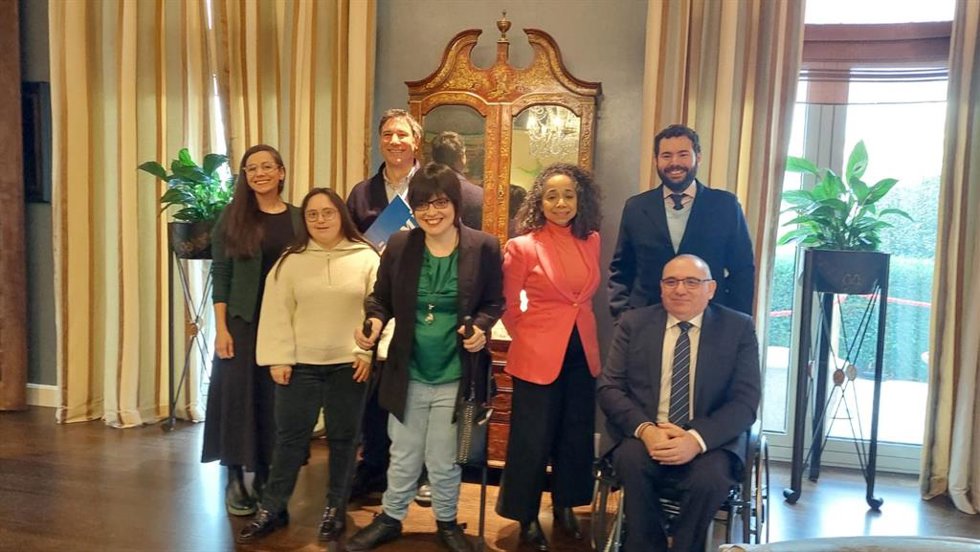 Miembros de la delegación del Cermi con la embajadora de Estados Unidos.