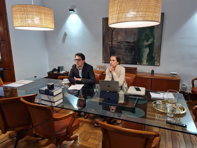 El conseller de Modelo Económico, Turismo y Trabajo, Iago Negueruela, y directora general de Turismo, Isabel Vidal.