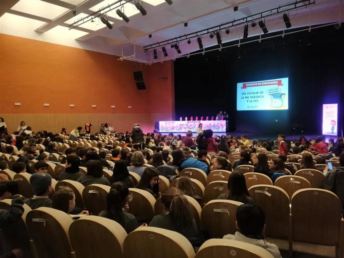 Alrededor de 700 escolares y la 'Banda de Supercuidados' celebran el Día de la Paz en el Auditorio de Logroño
