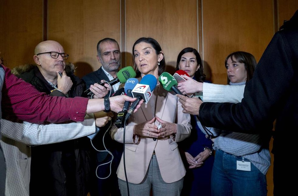 La ministra de Industria, Comercio y Turismo, Reyes Maroto, atiende a los medios antes de presidir la Conferencia Sectorial Extraordinaria de Turismo, en la sede del Ministerio, a 27 de enero de 2023, en Madrid (España). 