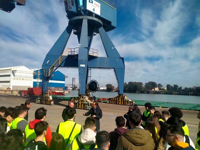 Alumnado del IES Maestro Domingo Cáceres (Badajoz), del Grado Superior de Transporte y Logística, en una visita guiada a la Zona Franca.