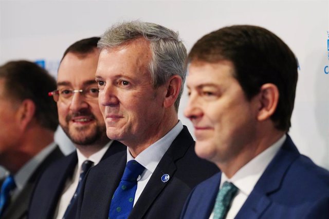 (I-D) El presidente del Principado de Asturias, Adrián Barbón; el presidente de la Xunta, Alfonso Rueda, y el presidente de la Junta de Castilla y León, Alfonso Fernández Mañueco, a su llegada a la cumbre Galicia, Asturias y Castilla y León en el Palacio 