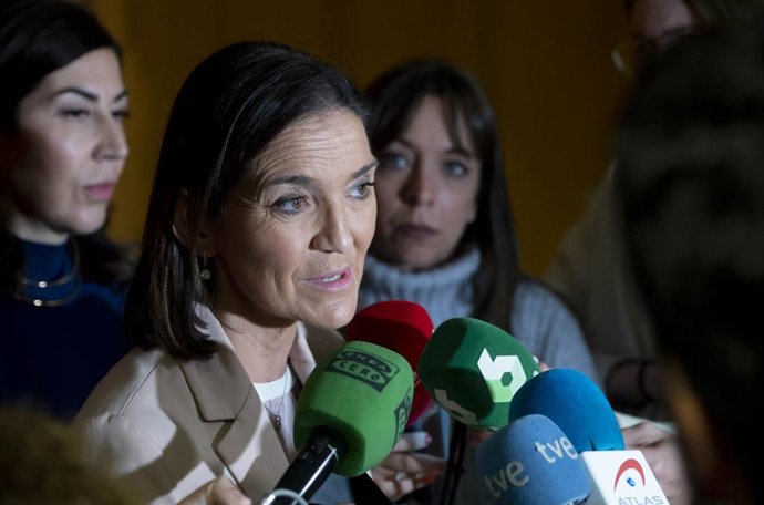 La ministra de Industria, Comercio y Turismo, Reyes Maroto, atiende a los medios antes de presidir la Conferencia Sectorial Extraordinaria de Turismo