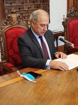 Archivo - El presidente de la Diputación de Lugo, José Tomé, en rueda de prensa